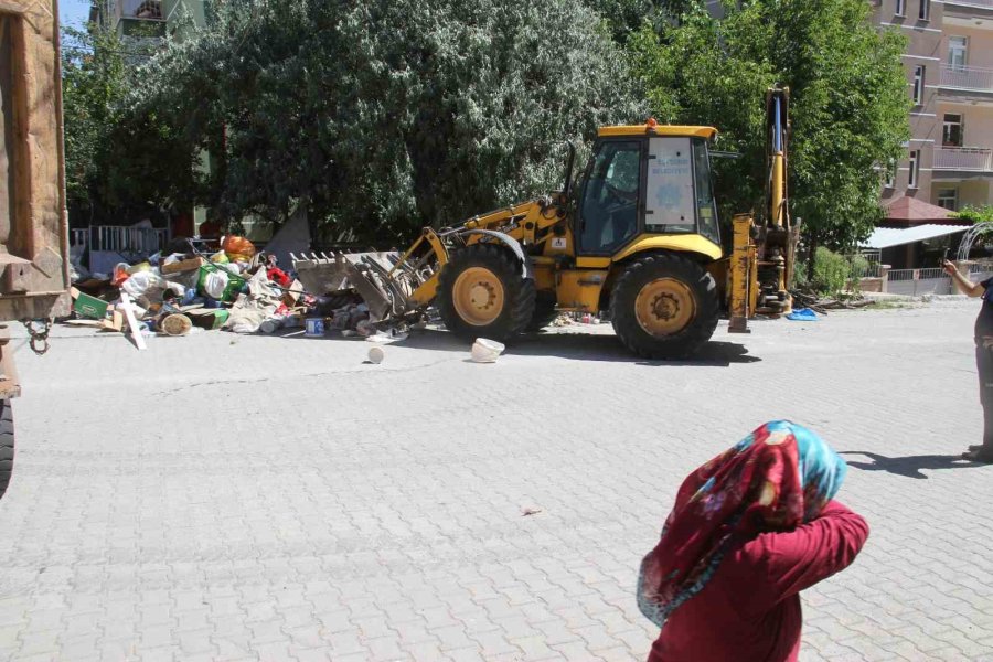 “çöp Ev” İhbarı Üzerine Gidilen Apartmanın Bahçesinden 5 Kamyon Ve 3 Traktör Dolusu Çöp Çıkarıldı