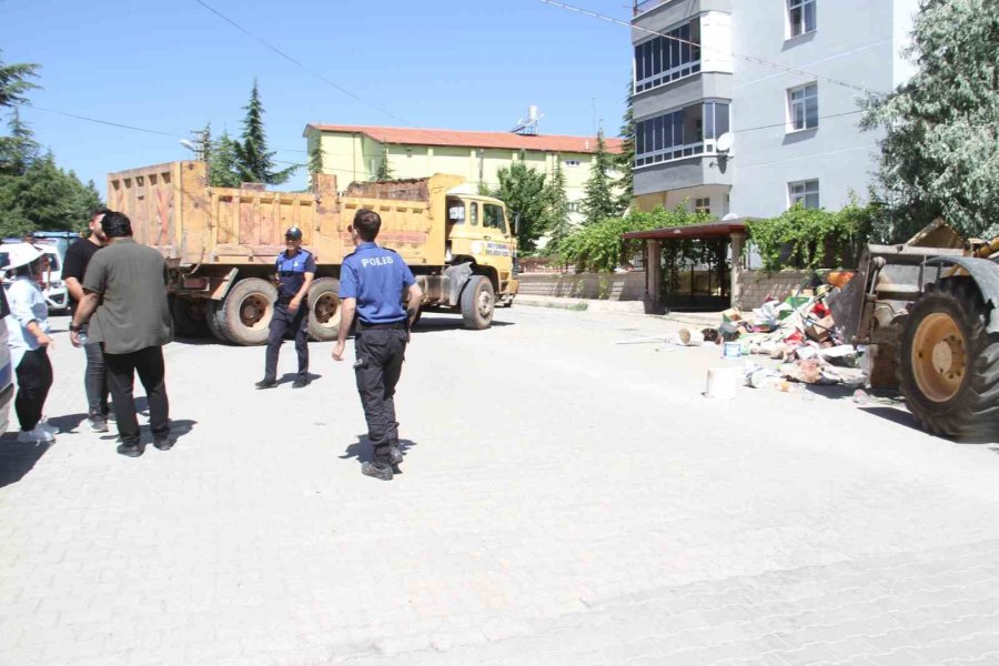 “çöp Ev” İhbarı Üzerine Gidilen Apartmanın Bahçesinden 5 Kamyon Ve 3 Traktör Dolusu Çöp Çıkarıldı