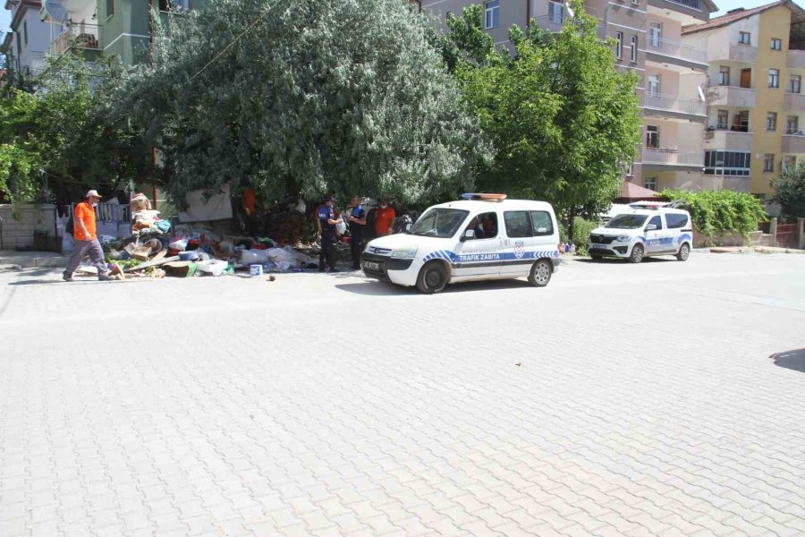 “çöp Ev” İhbarı Üzerine Gidilen Apartmanın Bahçesinden 5 Kamyon Ve 3 Traktör Dolusu Çöp Çıkarıldı