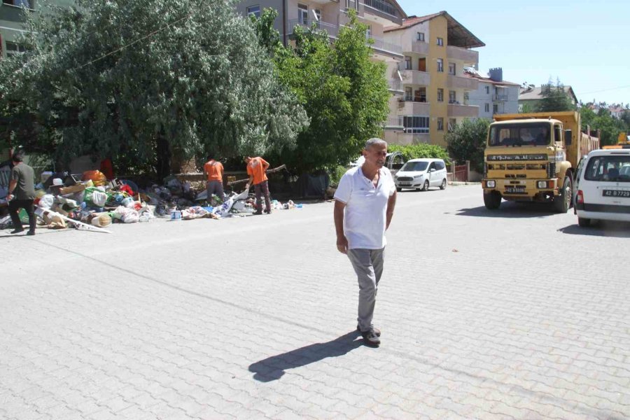 “çöp Ev” İhbarı Üzerine Gidilen Apartmanın Bahçesinden 5 Kamyon Ve 3 Traktör Dolusu Çöp Çıkarıldı