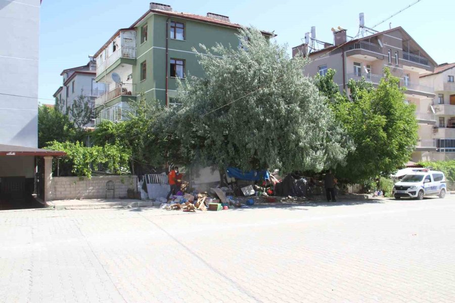 “çöp Ev” İhbarı Üzerine Gidilen Apartmanın Bahçesinden 5 Kamyon Ve 3 Traktör Dolusu Çöp Çıkarıldı