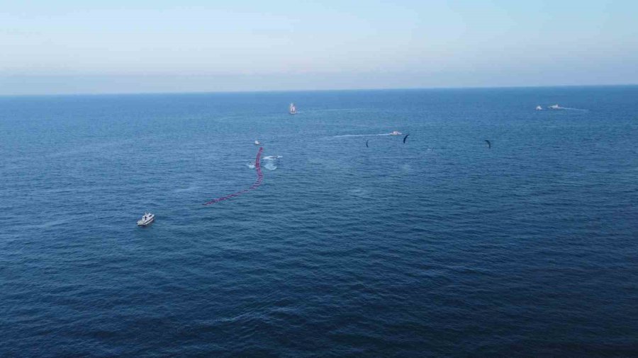 Deniz Yüzeyinde 1 Kilometre Uzunluğunda Türk Bayrağı Açıldı