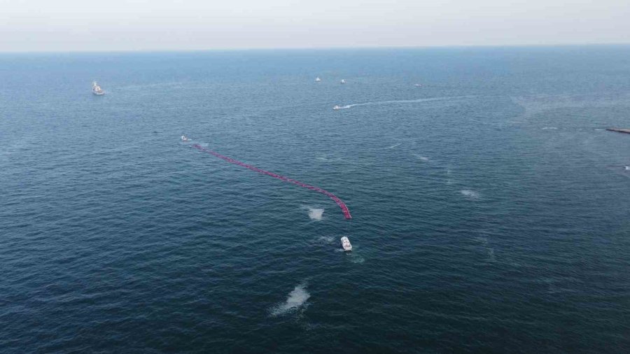 Deniz Yüzeyinde 1 Kilometre Uzunluğunda Türk Bayrağı Açıldı