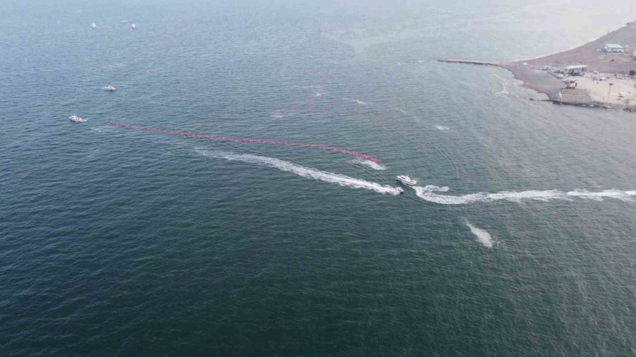 Deniz Yüzeyinde 1 Kilometre Uzunluğunda Türk Bayrağı Açıldı