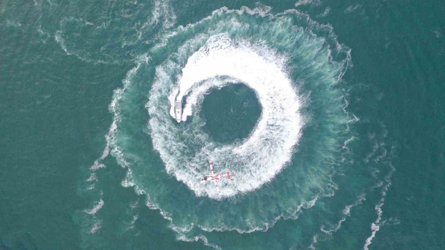 Deniz Yüzeyinde 1 Kilometre Uzunluğunda Türk Bayrağı Açıldı