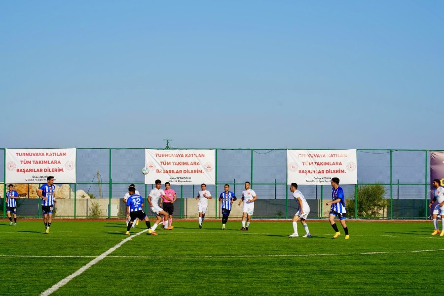 Erkekler Sahada, Futbolsever Kadınlar Tribünde