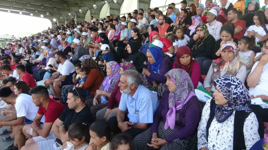 Erkekler Sahada, Futbolsever Kadınlar Tribünde