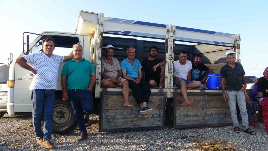 Erkekler Sahada, Futbolsever Kadınlar Tribünde