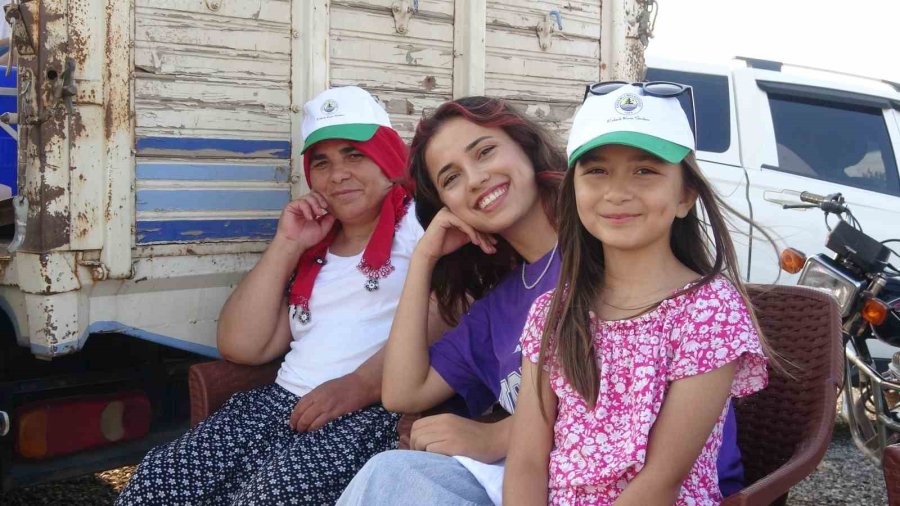 Erkekler Sahada, Futbolsever Kadınlar Tribünde