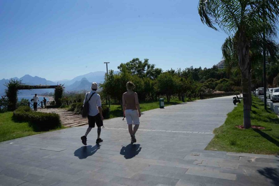 Araç Termometreleri 48 Dereceyi Gösterdi, Antalya Denize Döküldü