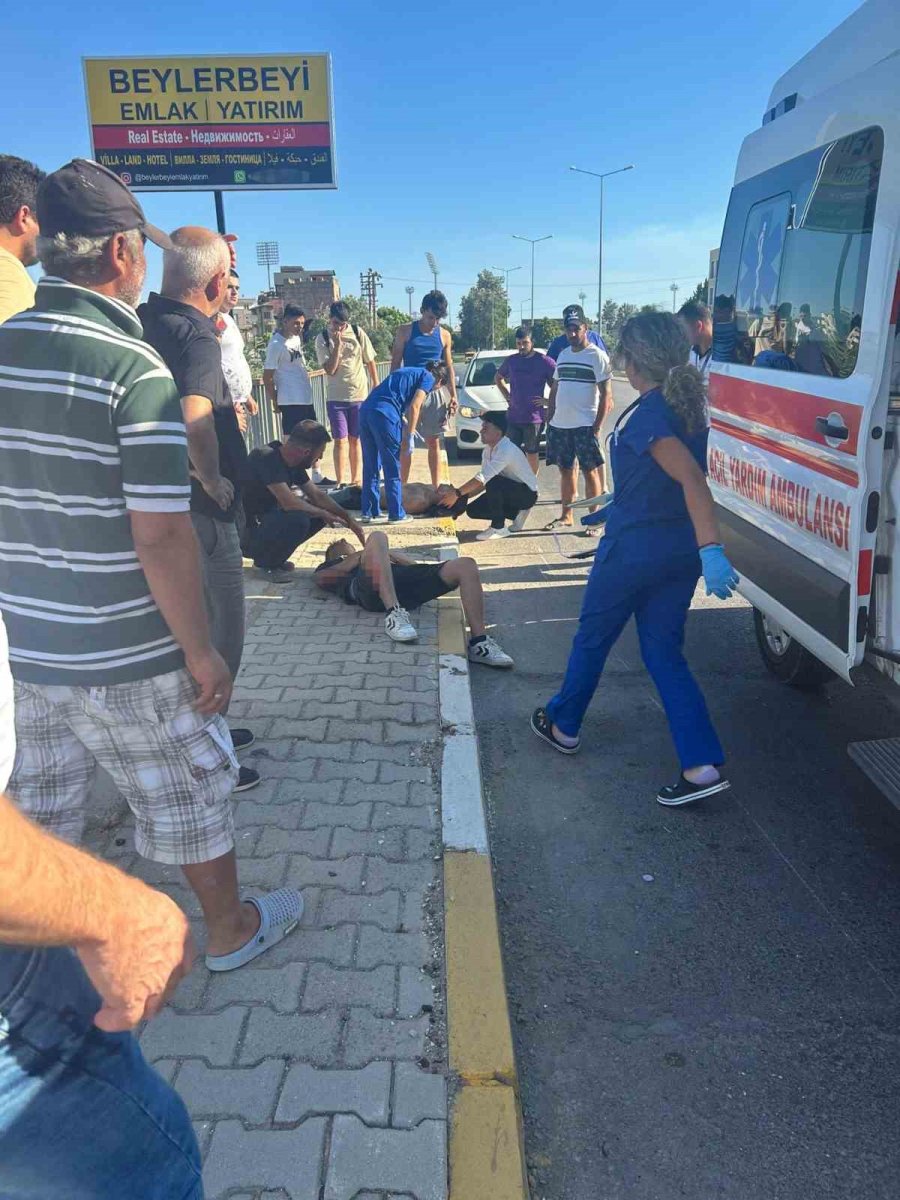 Motosiklet, Köprü Bariyerine Çarptı: 2 Yaralı