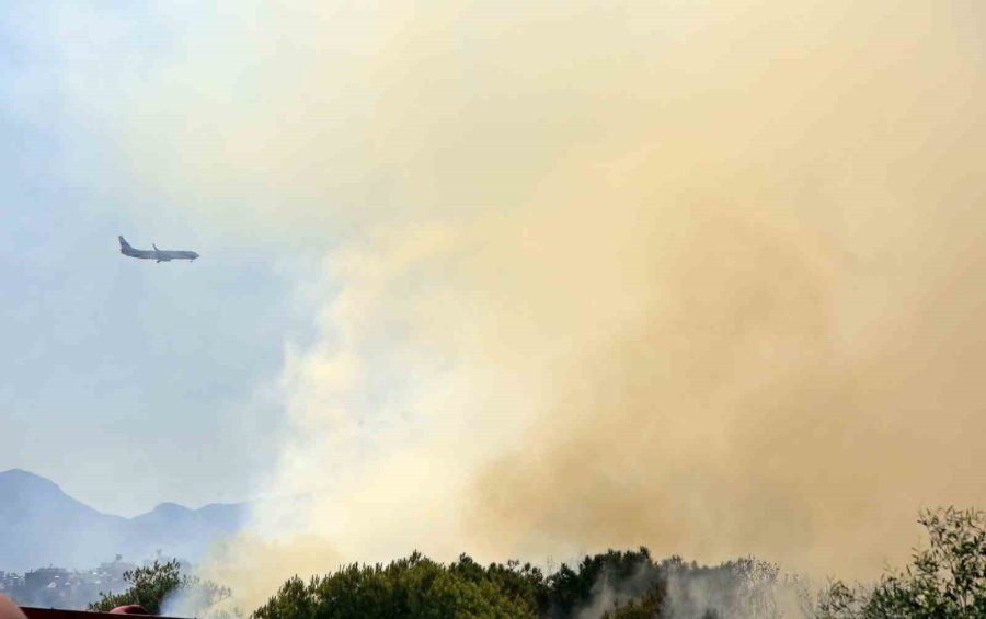 Antalya’daki Orman Yangınına 3 Saattir Müdahale Sürüyor