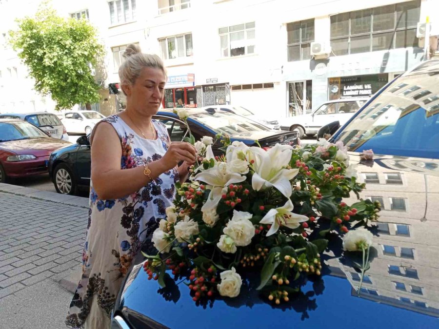 Düğün Sezonunun Açılmasıyla Çiçekçilerin ’gelin Arabası’ Yoğunluğu Başladı