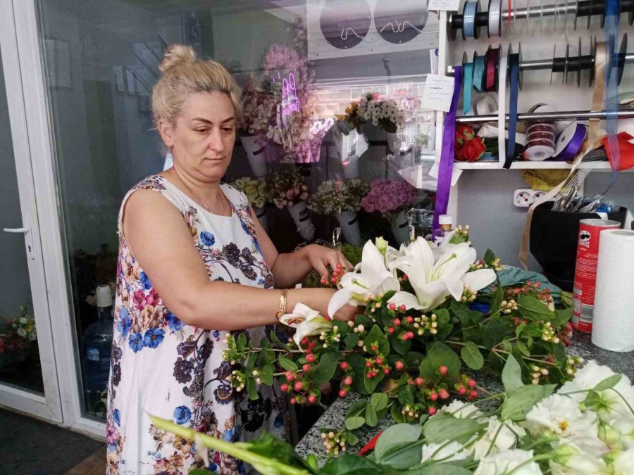Düğün Sezonunun Açılmasıyla Çiçekçilerin ’gelin Arabası’ Yoğunluğu Başladı
