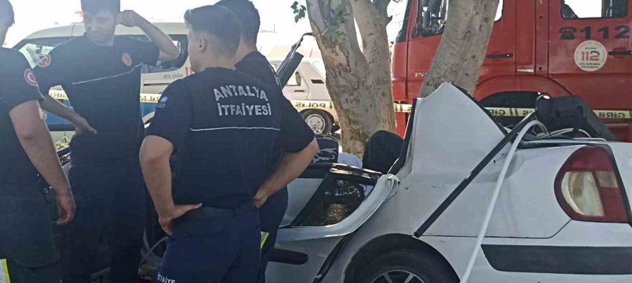 Kontrolden Çıkan Otomobil Ağaca Çarptı: 3 Ölü