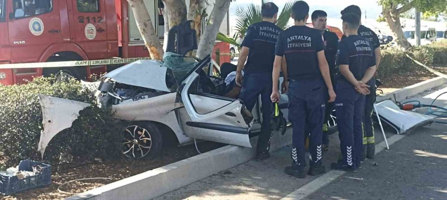 Kontrolden Çıkan Otomobil Ağaca Çarptı: 3 Ölü