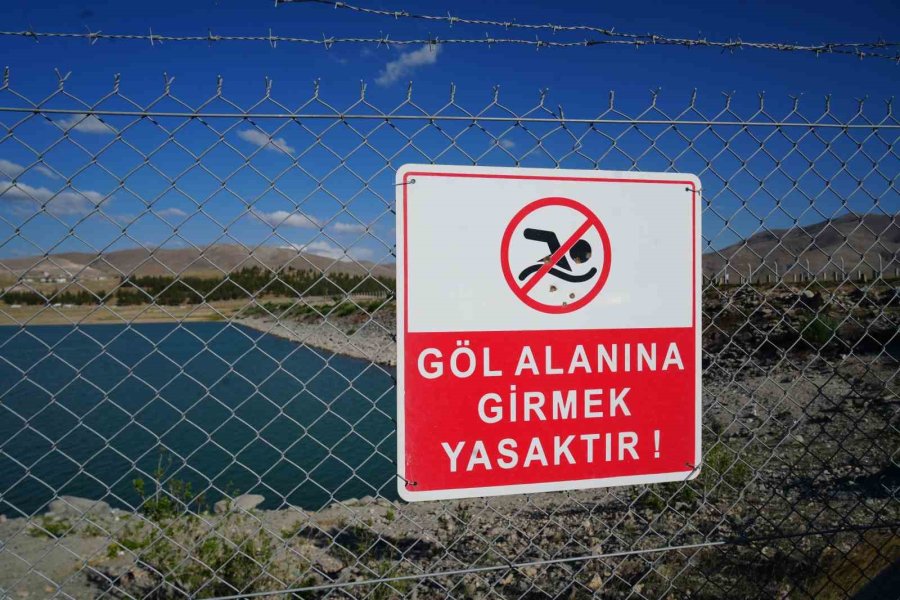 Serinlemek İçin Girdiği Gölette Kayboldu