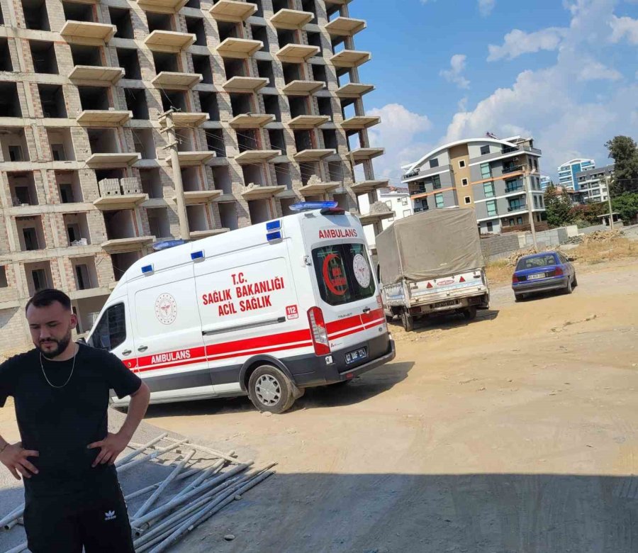 Üzerine Cam Düşen Adam Yaralandı