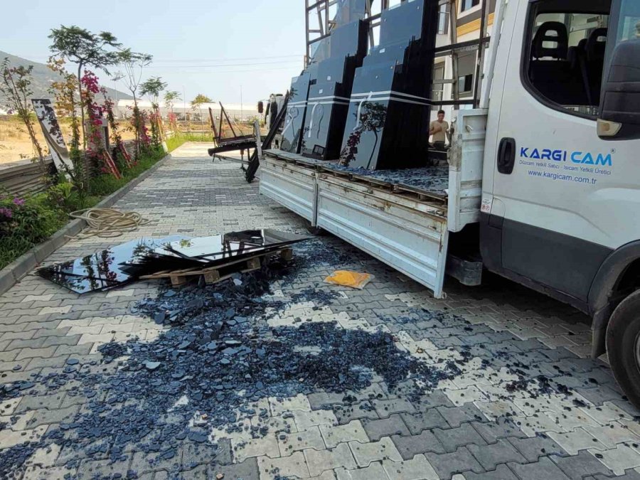 Üzerine Cam Düşen Adam Yaralandı