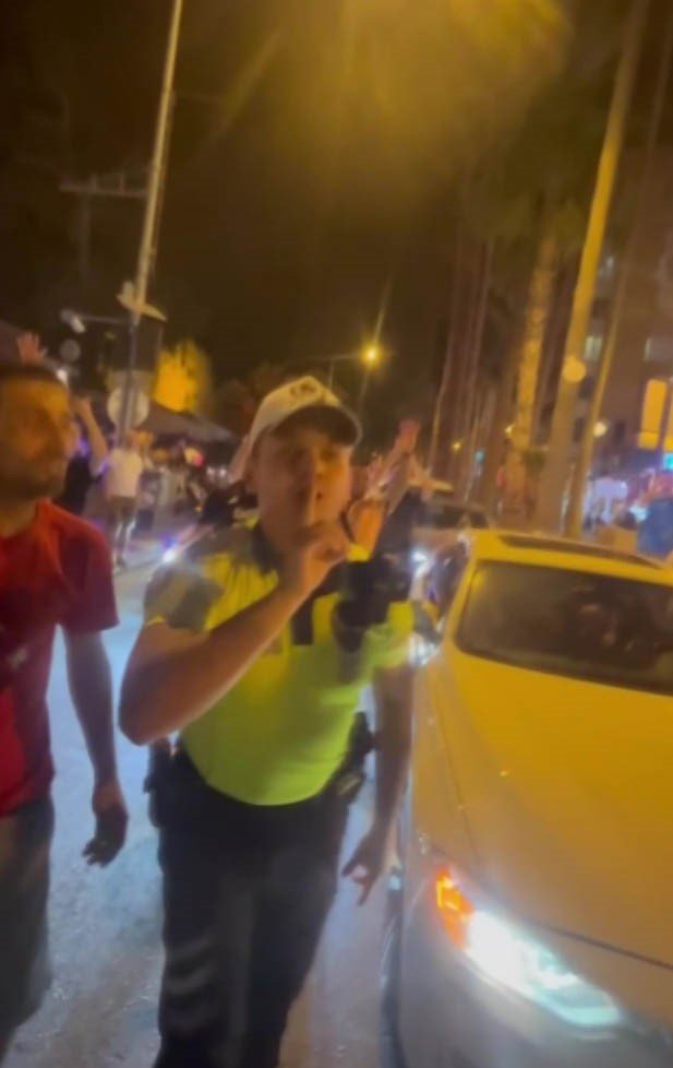 Trafik Polisi Vatandaşın Galibiyet Coşkusuna Üçlü Çektirerek Ortak Oldu