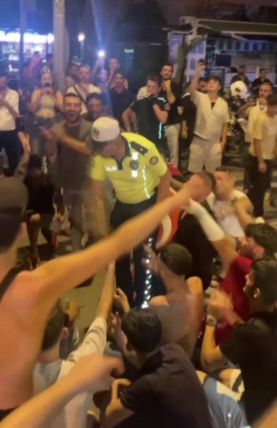 Trafik Polisi Vatandaşın Galibiyet Coşkusuna Üçlü Çektirerek Ortak Oldu