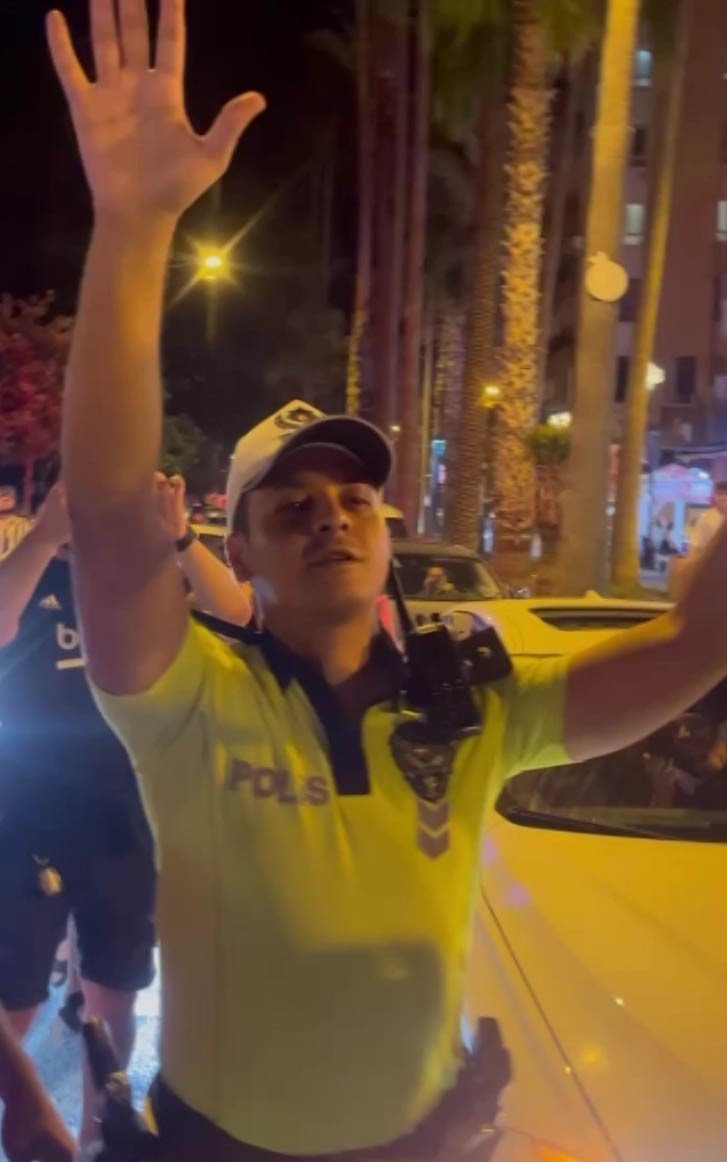 Trafik Polisi Vatandaşın Galibiyet Coşkusuna Üçlü Çektirerek Ortak Oldu