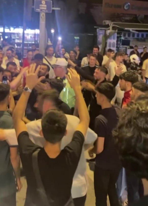 Trafik Polisi Vatandaşın Galibiyet Coşkusuna Üçlü Çektirerek Ortak Oldu