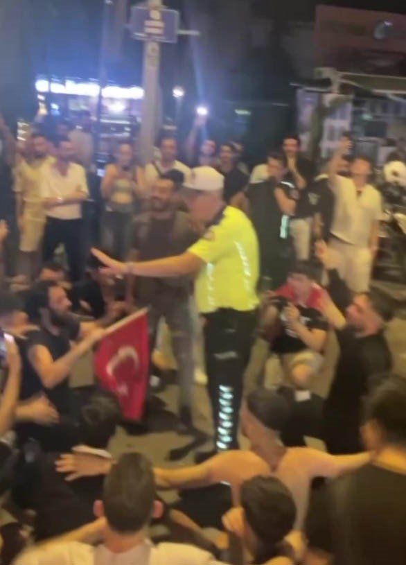 Trafik Polisi Vatandaşın Galibiyet Coşkusuna Üçlü Çektirerek Ortak Oldu