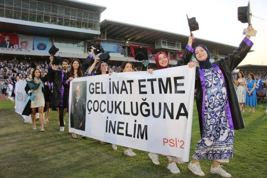 Akdeniz Üniversitesi’nde Mezuniyet Coşkusu