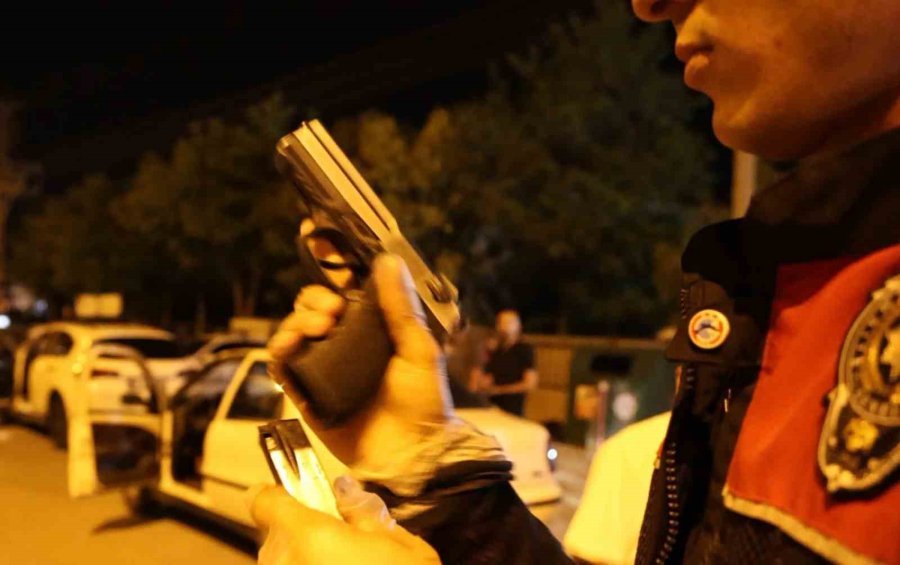 Kurusıkı Tabancayla Yakalandı, Polis Otosundaki Yeri Beğenmedi: “arkaya Gerek Var Mı?”
