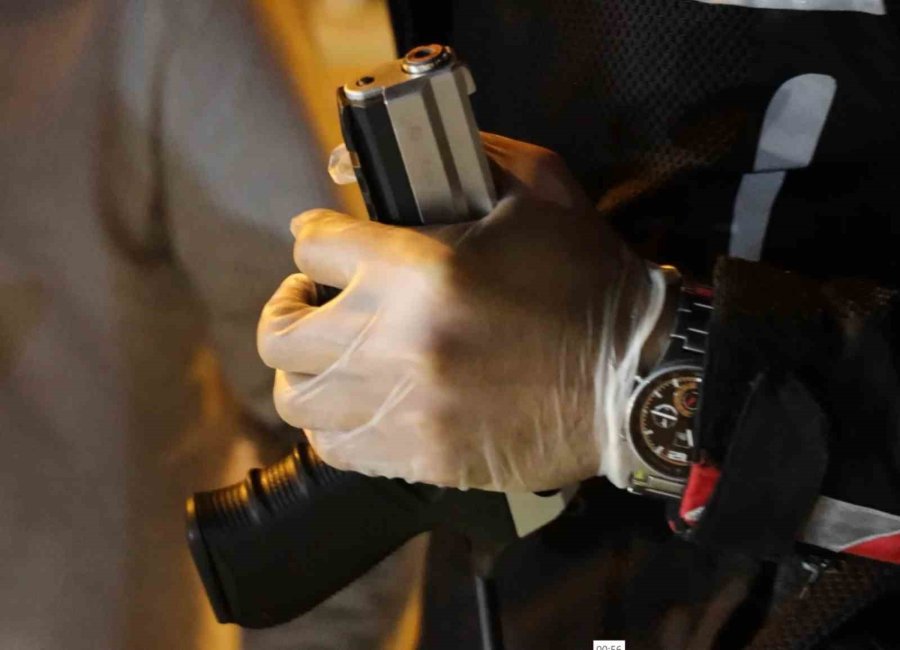 Kurusıkı Tabancayla Yakalandı, Polis Otosundaki Yeri Beğenmedi: “arkaya Gerek Var Mı?”