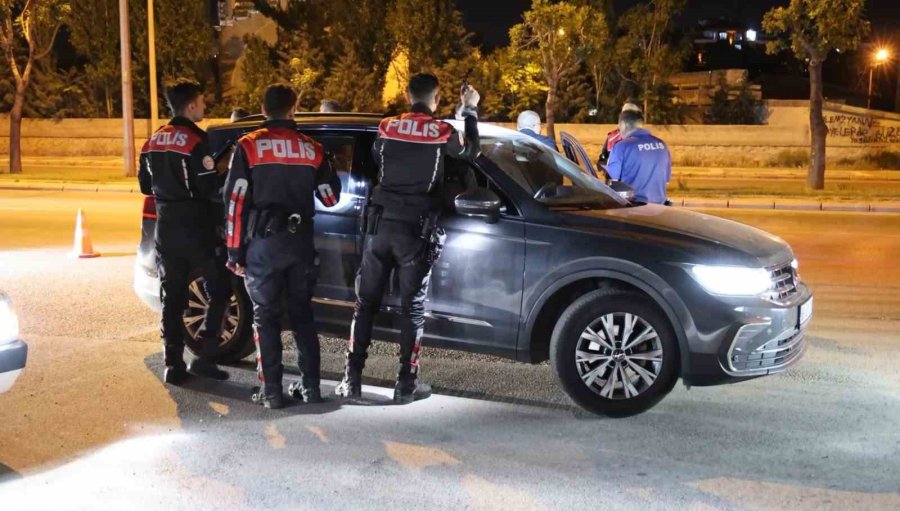 Kurusıkı Tabancayla Yakalandı, Polis Otosundaki Yeri Beğenmedi: “arkaya Gerek Var Mı?”