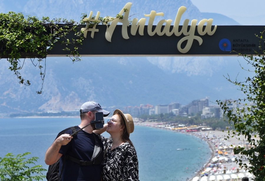 Nem Oranı Sıcaklığın Üç Katına Yaklaştı, Sahiller Hafta İçinde De Doldu Taştı