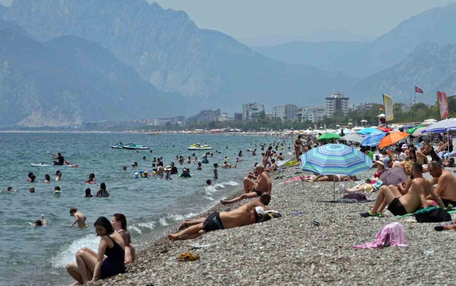 Nem Oranı Sıcaklığın Üç Katına Yaklaştı, Sahiller Hafta İçinde De Doldu Taştı