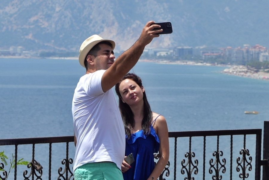 Nem Oranı Sıcaklığın Üç Katına Yaklaştı, Sahiller Hafta İçinde De Doldu Taştı