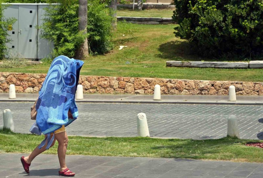 Nem Oranı Sıcaklığın Üç Katına Yaklaştı, Sahiller Hafta İçinde De Doldu Taştı