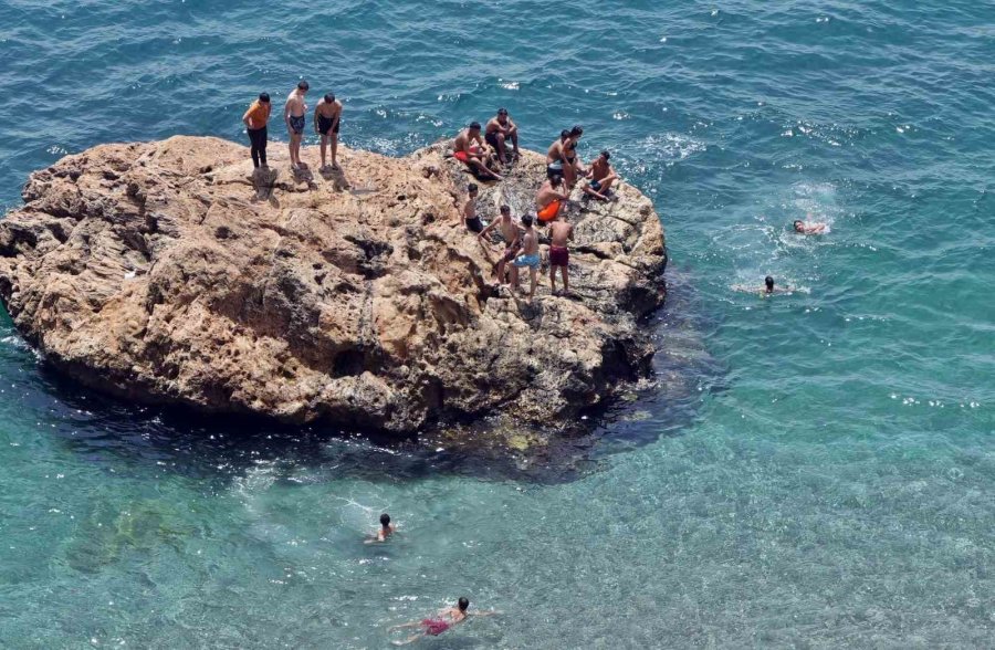 Nem Oranı Sıcaklığın Üç Katına Yaklaştı, Sahiller Hafta İçinde De Doldu Taştı