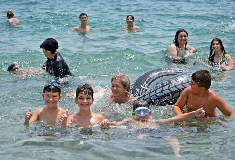 Nem Oranı Sıcaklığın Üç Katına Yaklaştı, Sahiller Hafta İçinde De Doldu Taştı