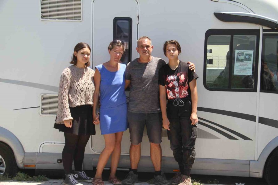 Fransız Aile Beyşehir’de Kaybolan Kedileri "ruby" İçin Gözyaşı Döküyor