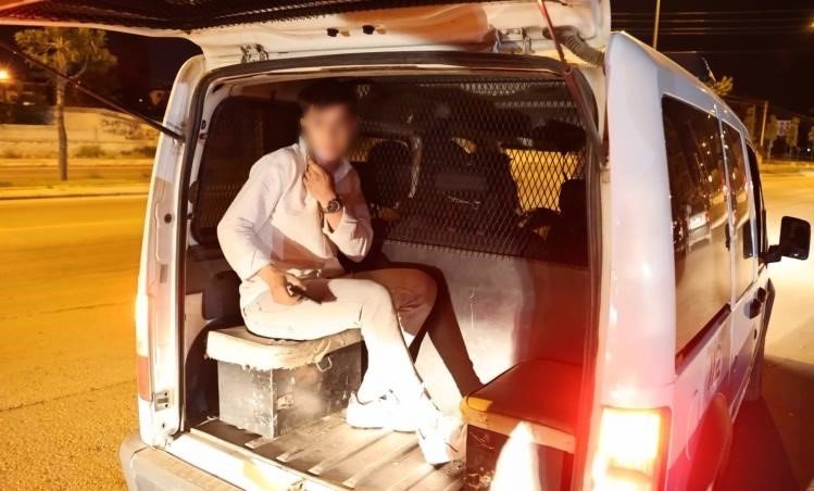 Kurusıkı Tabancayla Yakalandı, Polis Otosundaki Yeri Beğenmedi: “arkaya Gerek Var Mı?”