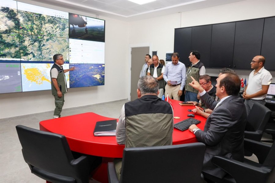 Vali Pehlivan, Yangın Yönetim Merkezinde İncelemelerde Bulundu