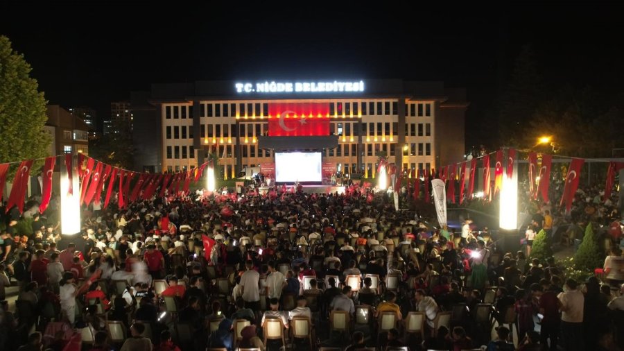 Ay-yıldızlı Coşku Meydana Sığmadı