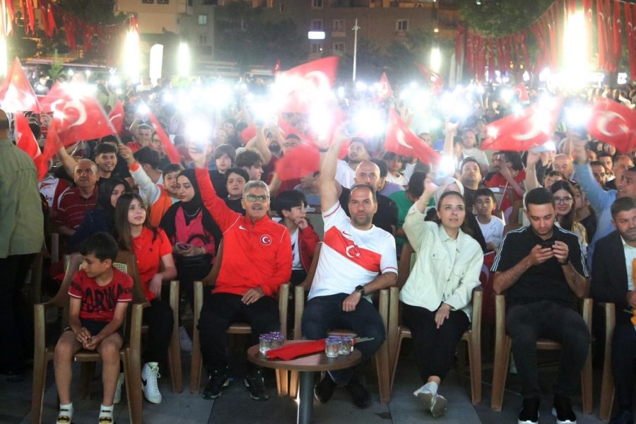 Ay-yıldızlı Coşku Meydana Sığmadı