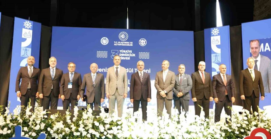 Mersin Uluslararası Limanı’na ’en Çok Yük Elleçleyen Liman Tesisi’ Ödülü