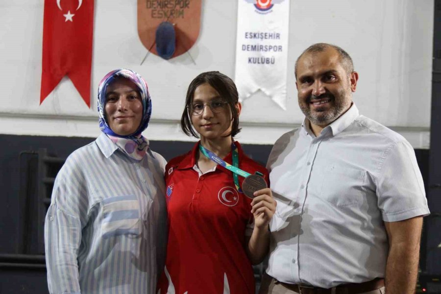 Eskişehirli Öğrenciden Çifte Başarı