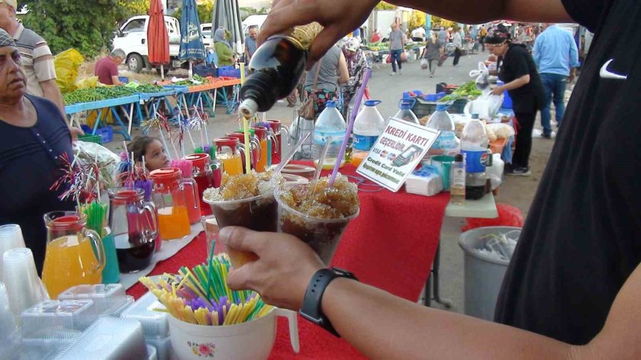 Antalya’nın 2 Bin 300 Rakımından Getiriyorlar, Bardaklarla Satıp Sıcaktan Bunalanları Serinletiyorlar