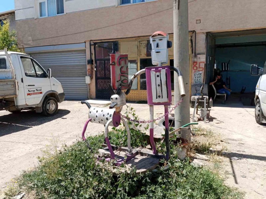 Hurda Egzoz Parçalarından İnsan Ve Köpek Figürleri Oluşturdu