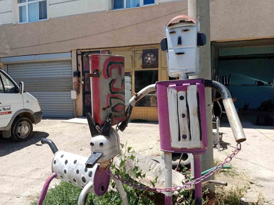 Hurda Egzoz Parçalarından İnsan Ve Köpek Figürleri Oluşturdu