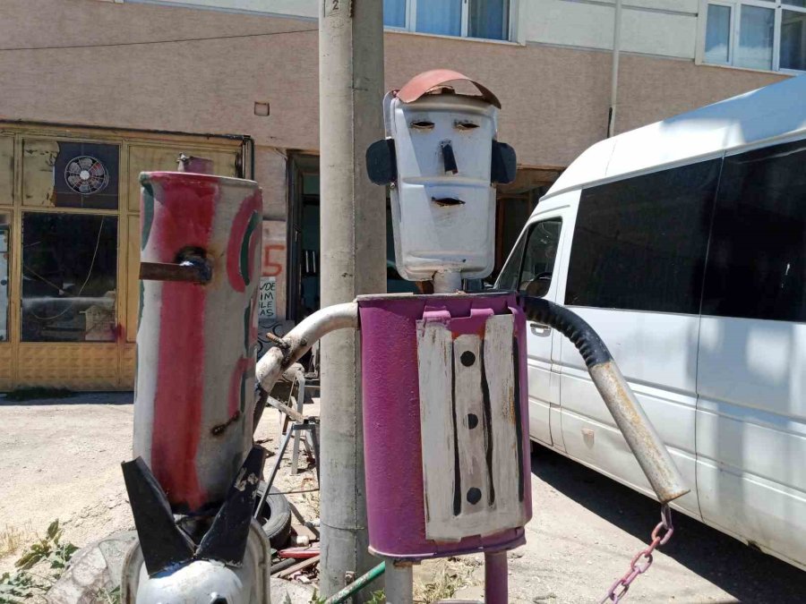 Hurda Egzoz Parçalarından İnsan Ve Köpek Figürleri Oluşturdu