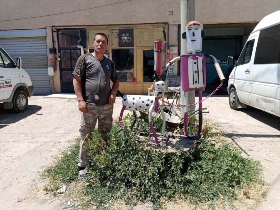Hurda Egzoz Parçalarından İnsan Ve Köpek Figürleri Oluşturdu